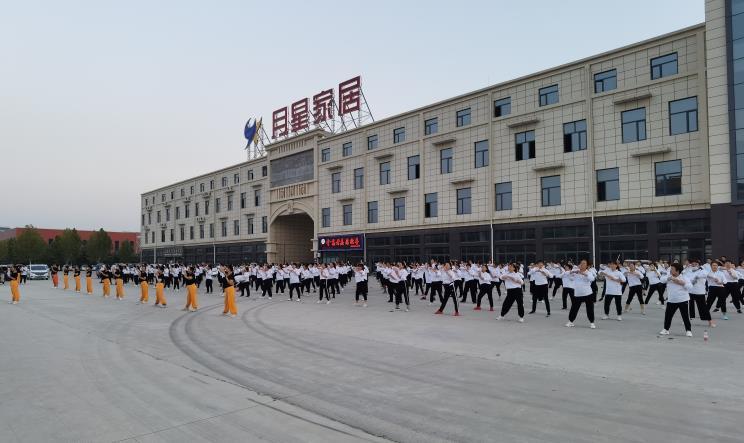 龍勝管曹縣運營中心為弘揚全民健身運動，竟組建了一支“400人舞團”